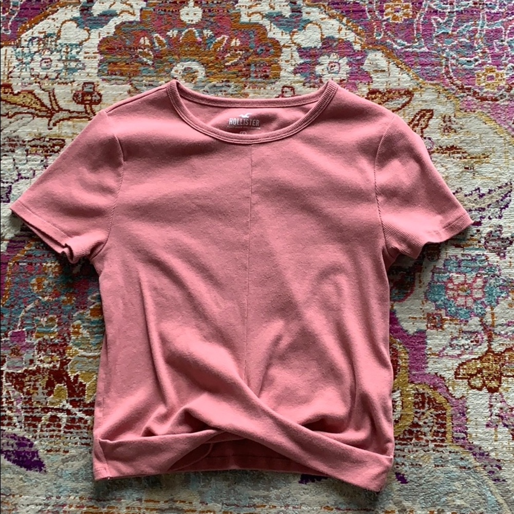 Cropped pink shirt